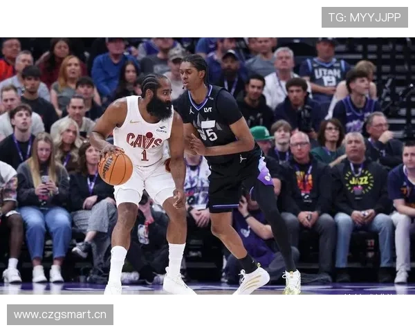 米切尔·罗宾逊内线防守提升篮板率，显著限制对手得分空间